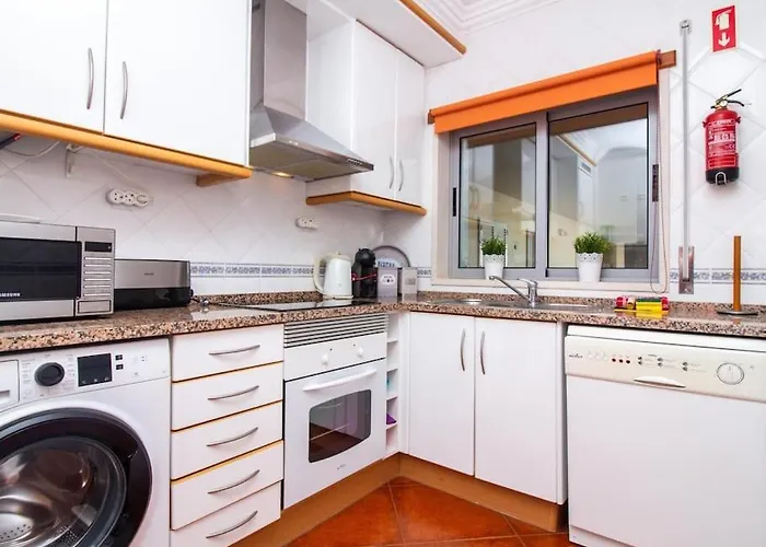 Globe 33 Apartment - Top Location & The Strip Albufeira